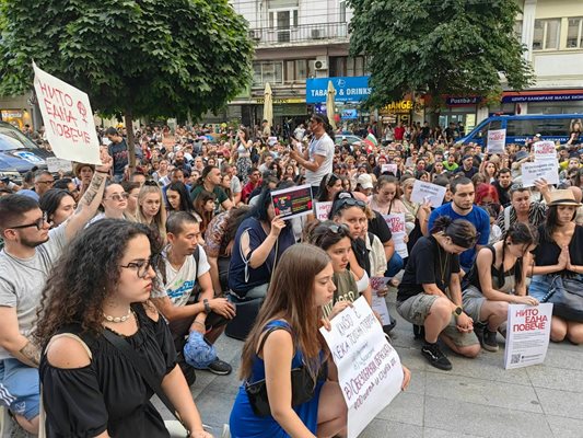 Минута мълчание запазиха протестиращите в София в памет на жертвите на домашно насилие