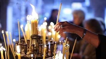 Под половината българи вярват в църквата