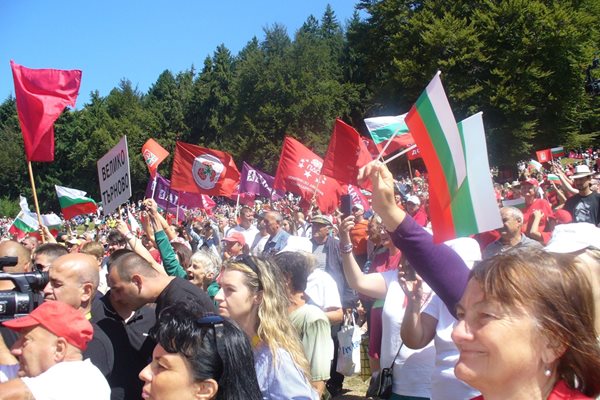 Въпреки някои предварителни опасения, съборът днес премина без напрежение между отделни участници в него.
Снимка: Ваньо Столиов