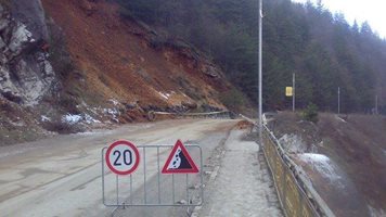 Камъни се стовариха върху пловдивска кола в Смолянско, мъж и жена били вътре