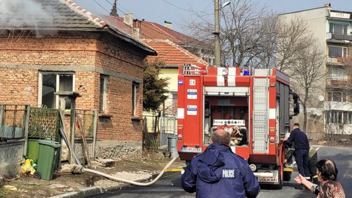 Баба и дядо търсят помощ след пожар