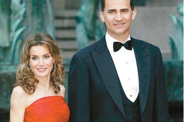 Престолонаследникът Филип и принцеса Летисия са любимци в Испания 
  



