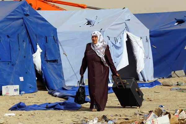 Жена,  избягала от  Мосул, влиза в бежански лагер край Арбил.