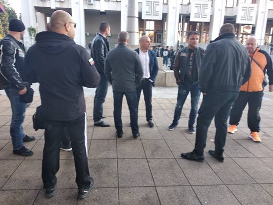 Бургазлии се събраха пред Съдебната палата, за да изразят подкрепата си към четиримата българи, съдени в Турция.
