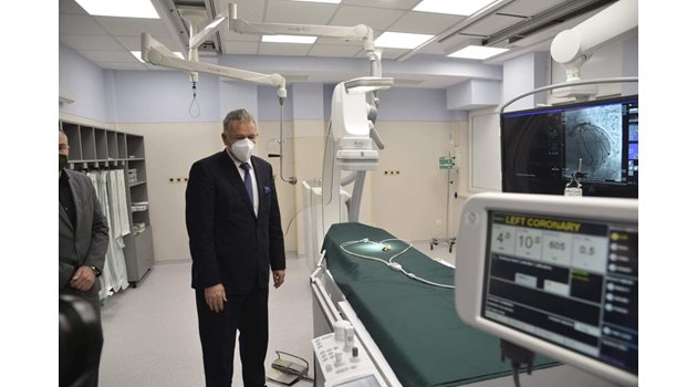 Кацаров бе на откриването на новия монопланов ангиограф в Националната кардиологична болница.