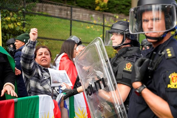 Демонстранти хвърляха камъни по служителите на реда в Осло.
СНИМКА: Ройтерс