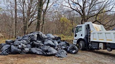 Снимка; Илиян Янчев/ фейсбук
Над 30 тона отпадъци от мигранти събрали доброволци от горите на Странджа