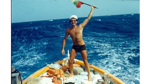 Папазов развява българското знаме по време на експедицията "Планктон 3"- от Гибралтар до Куба.