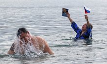На Кръщение Господне руският президент Путин се потопи в ледени води