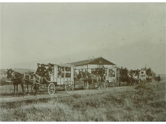 Санитарната служба през 1905 г. се е придвижвала с коли, теглени от коне.