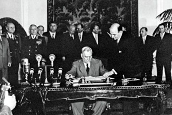 14 май 1955 г. Договора подписва премиерът на СССР Николай Булганин. В кръгчето е Вълко Червенков.