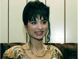1999 г. - Софи е със златиста блуза.