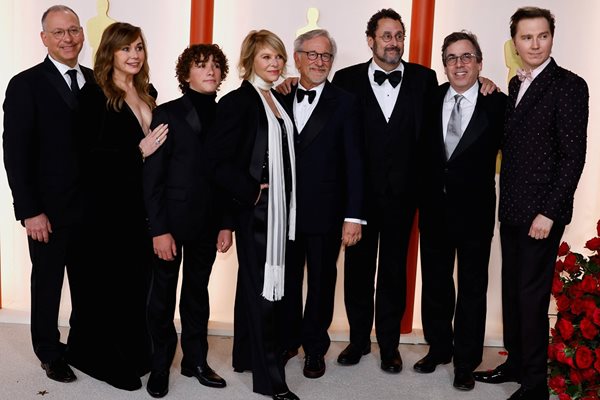 Стивън Спилбърг пристигна с екипа си от филма "Семейство Фейбълман"
СНИМКА: Ройтерс/Eric Gaillard