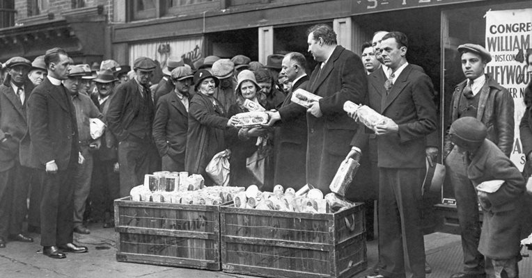В Черния октомврийски четвъртък на 1929 г. американският фондов пазар се срива, предизвиквайки световна криза, глад и бедност. Започва Голямата депресия.