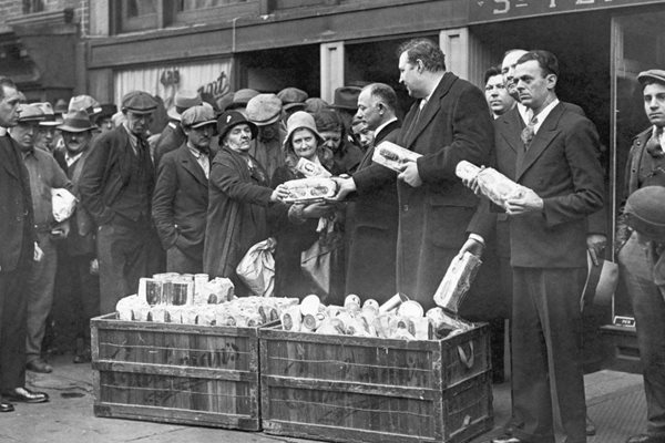 В Черния октомврийски четвъртък на 1929 г. американският фондов пазар се срива, предизвиквайки световна криза, глад и бедност. Започва Голямата депресия.