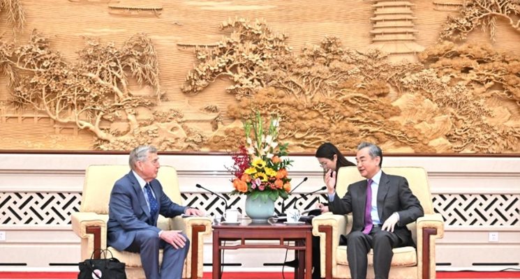 Китайският външен министър Уан И се срещна професора от Харвардския университет Греъм Алисън