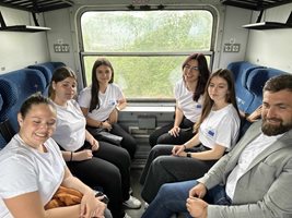 Учениците и евродепутатът Андрей Новаков седнаха в едно купе на влака за Шумен.
Снимка: СУ "Св. Седмочисленици" - Търговище
