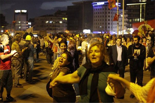 Турският премиер Ердоган призова майките на протестиращите да отидат и да приберат децата си от парка и площадите. Вместо това майките застанаха до децата си, защитавайки ги от полицейското насилие. 
СНИМКА: ФЕЙСБУК