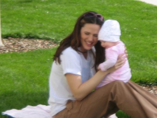 На малката снимка - папарашка снимка на Гарнър, която играе с дъщеря си Вайълет през 2005 г.