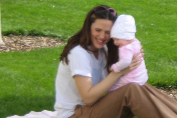 На малката снимка - папарашка снимка на Гарнър, която играе с дъщеря си Вайълет през 2005 г.