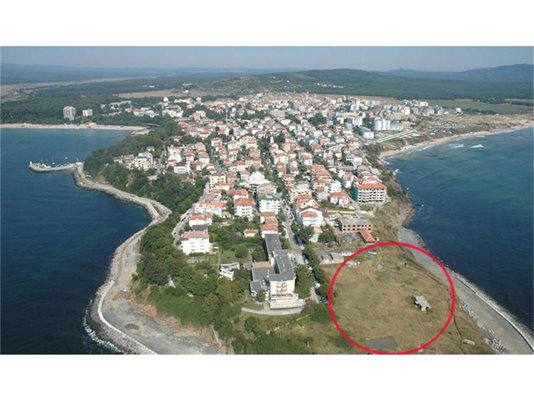 Кварталът на “бедните” в местността Боруна (в кръгчето) в Приморско. Парцелът на сина на Кирил Войнов е малко по-далече от морето - във вилната зона на града. 
СНИМКА: ЕЛЕНА ФОТЕВА