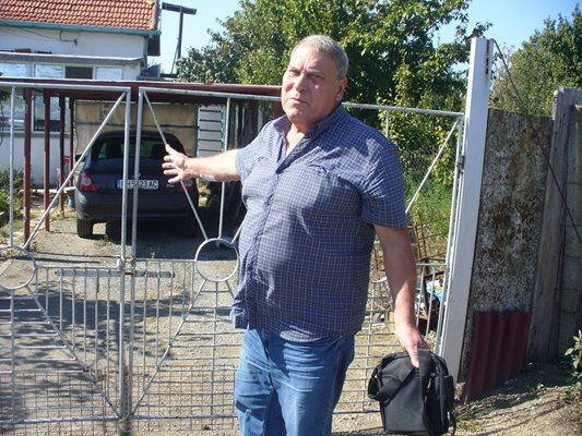 Кметът на Брястово Станко Стоянов първи разбрал за трагедията, разиграла се зад тази заключена вчера врата.