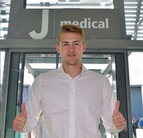 Де Лихт излиза от медицинските прегледи в "Ювентус". Снимка: Инстаграм на "Ювентус"