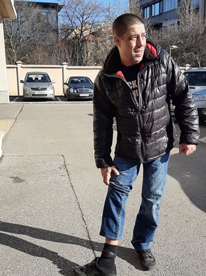 Михаил Димитров позира с електронната гривна на крака
