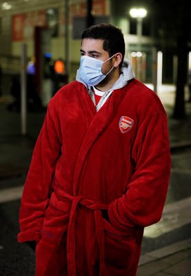 Колоритен фен на "Арсенал" отива на мач с домашен халат на любимия отбор