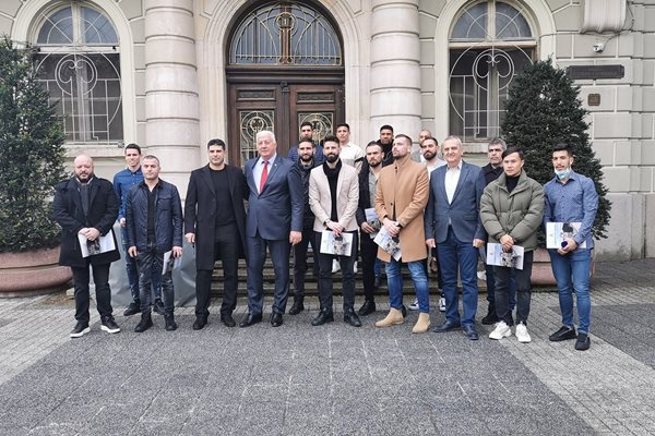 Кметът на Пловдив Здравко Димитров и спортният директор на клуба Георги Иванов-Гонзо заедно с наградените футболисти се снимаха пред общината. Снимка: "Локомотив".