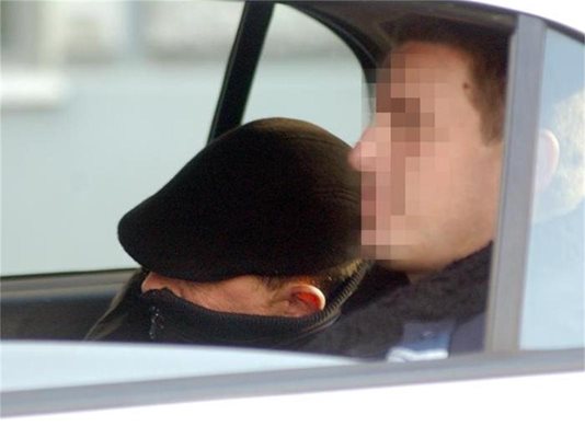 Собственикът на обрания апартамент Красимир Тодоров (с шапката) и Ивайло Танков, който е хванал бандита. Крадецът престоя около час в полицейската кола, преди да бъде откаран в 5 РПУ.
СНИМКА: ГЕРГАНА ВУТОВА