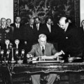 14 май 1955 г. Договора подписва премиерът на СССР Николай Булганин. В кръгчето е Вълко Червенков.