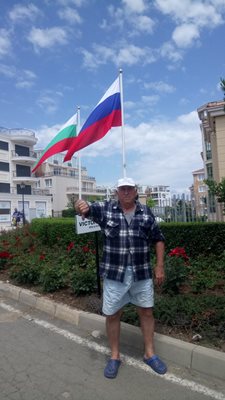 Руският и българският национални флагове се веят в квартала, където отсядат руските туристи в курортното градче Черноморец.