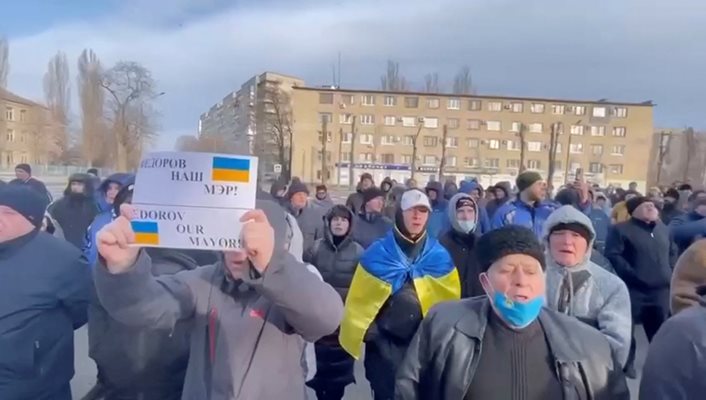 Протестиращи пред административната сграда на град Мелитопол заради залавянето на кмета им Иван Фьодоров
СНИМКА: Ройтерс