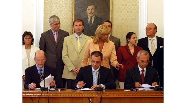 Август 2005 г. Сергей Станишев, Симеон Сакскобургготски и Ахмед Доган подписват споразумението за тройната коалиция.
