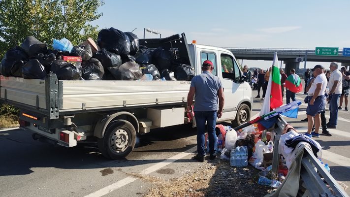 Протестиращите се грижат старателно за чистото в района на протестите, където са се събрали много хора.
Снимка: Ваньо Стоилов