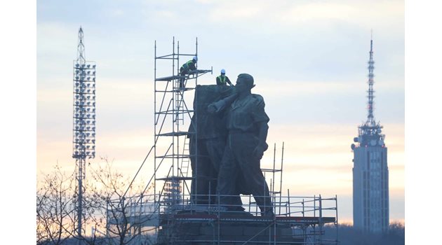 Демонтажът на Паметника на Съветската армия в четвъртък продължи с отрязване на главата на войника. 
СНИМКА: НИКОЛАЙ ЛИТОВ