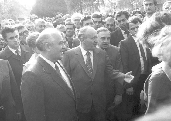 Първото посещение на Горбачов в България като генерален секретар на ЦК на КПСС. Започват да се опознават с Живков