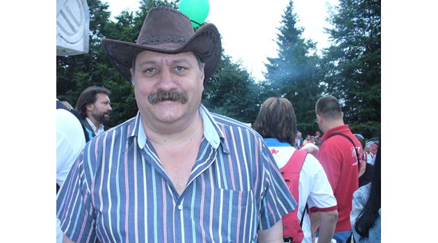 НЕФОРМАЛНО: С каубойска шапка, без костюм и вратовръзка Евгений Желев участва в хепънинг.