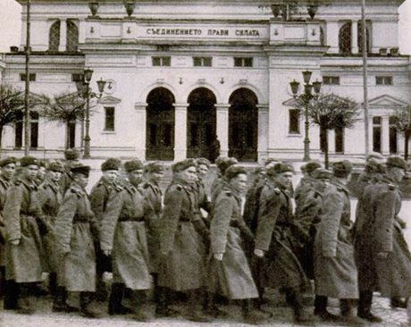 Съветски войници и офицери маршируват пред Народното събрание в София, 1947 г.