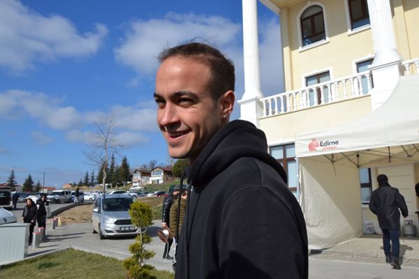  Студентът Мехмед Джан е във почивка и е решил в свободното време да бъде доброволец. 