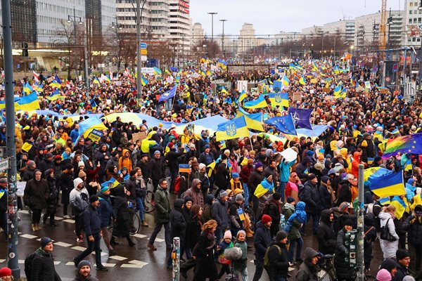 Жители на Берлин, Германия участват в протест по повод годишнината от руската инвазия в Украйна
СНИМКА: Ройтерс