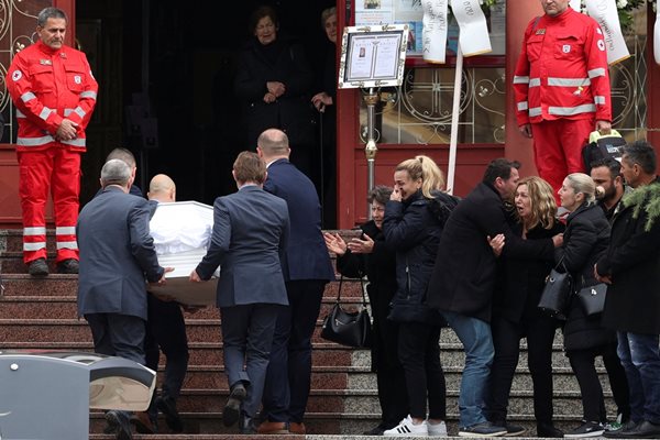 Στην Κατερίνη έγινε σήμερα η πρώτη ταφή ενός από τα 57 θύματα της τρομερής τραγωδίας των Τεμπών.  Συγγενείς και φίλοι αποχαιρετούν την 34χρονη Ατίνα Κατσαρά.  ΦΩΤΟΓΡΑΦΙΕΣ: Reuters