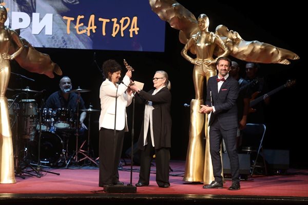 Цветана Манева връчи награда на Кристина Беломорска за режисурата на “Морфин”