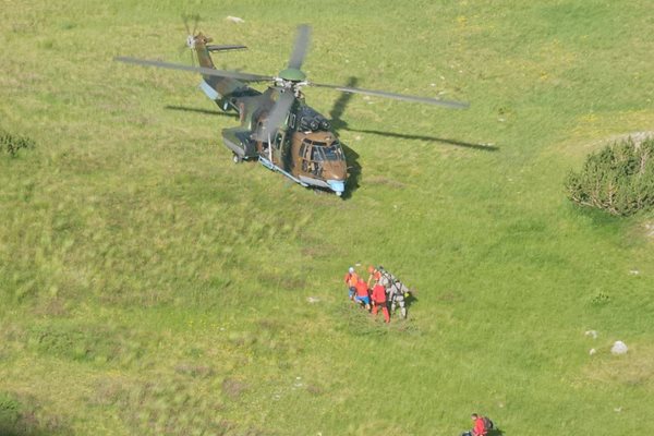 Планински спасители и военен хеликоптер в помощ на бременна в Пирин. СНИМКИ: ПСС