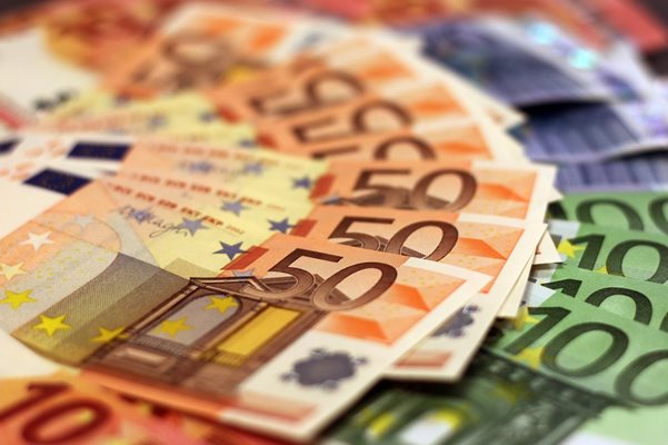 Еврото падна до най-ниския курс спрямо долара от март