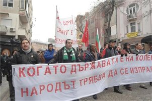 Бунтът в Пловдив – 300 протестират, 100 полицаи пазят пазят енергото