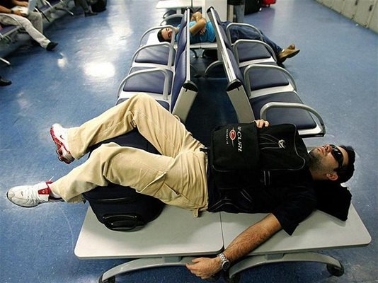 Който няма проблеми със съня, може да си дремне дори и с главата надолу на летището. 
СНИМКА: РОЙТЕРС

