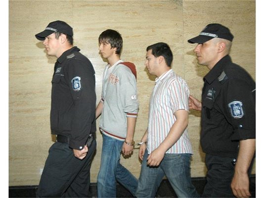 Полицаи водят в съда Радослав Кирчев (вляво) и Александър Георгиев.
СНИМКИ: ГЕРГАНА ВУТОВА
