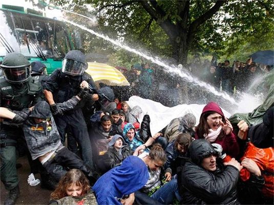 Полицаи разпръскват с бой и водни струи демонстранти от парка на Щутгарт.
СНИМКИ: РОЙТЕРС
